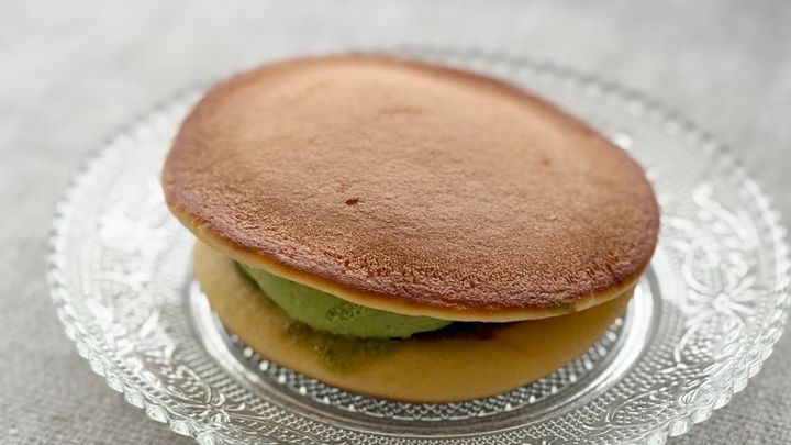 2層の抹茶が上品で美味【セブン】の新作和菓子は大人にこそ食べてほしい