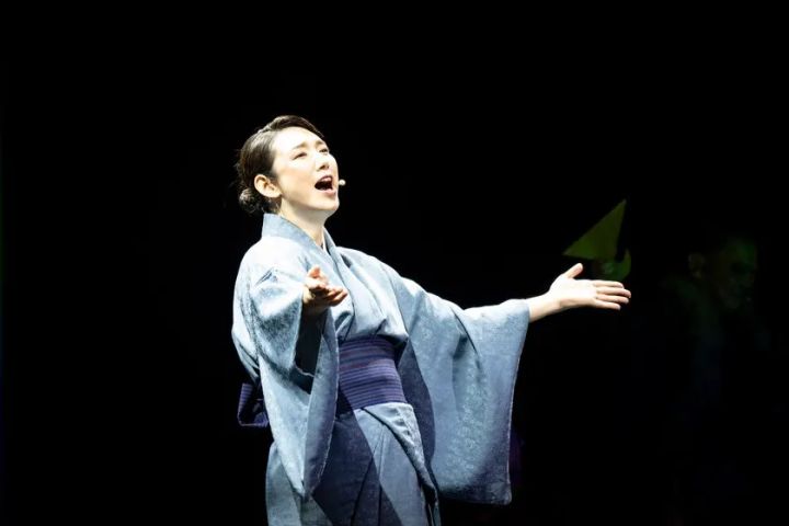 和楽器の生演奏と身体表現が融合した「The Life of HOKUSAI」の舞台写真
