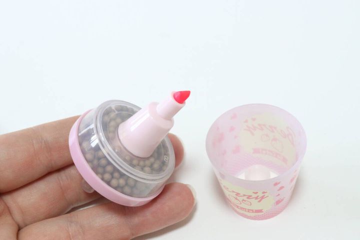 ダイソーの蛍光ペン タピオカ型は発泡スチロールのような粒が中に入っている