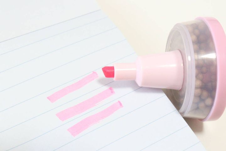 ダイソーの蛍光ペン タピオカ型でノートにラインを引いた様子