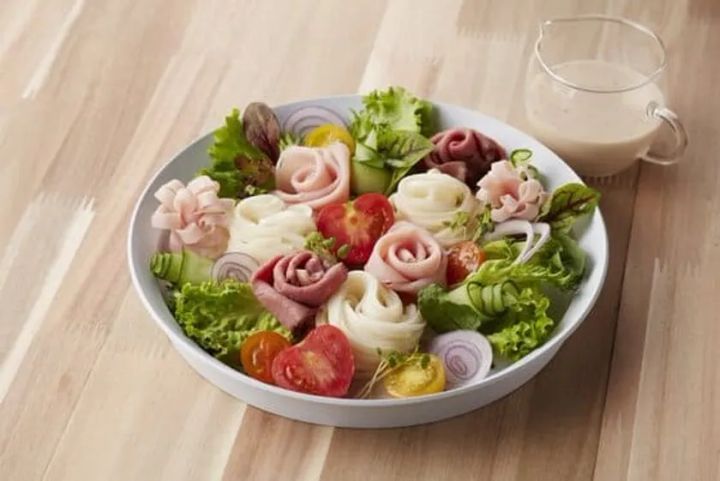 半田そうめんを花束風に盛り付けたサラダ麺