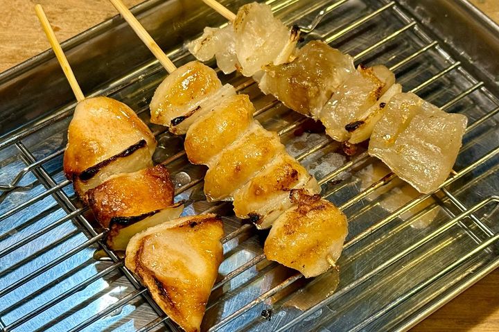 左からコリコリした食感が小気味よいナンコツ、ぷりっと弾むぼんじり、ゼリーのごとくとろけるすじ