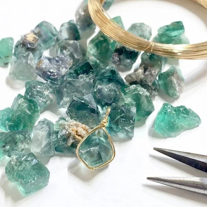 ロジャリーフローライト原石のペンダントを作るワイヤージュエリー体験