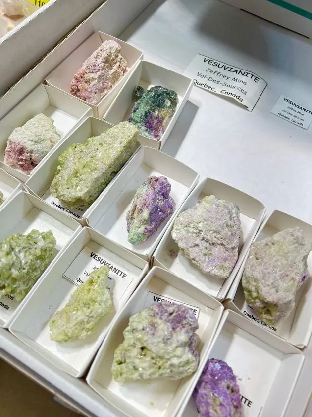 カラフルな宝石の原石