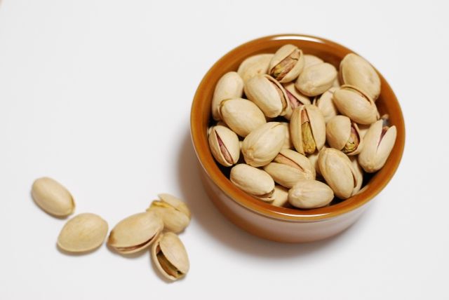 小皿に入った45個相当のピスタチオ