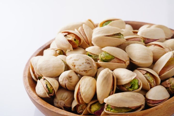 小皿に入ったピスタチオ