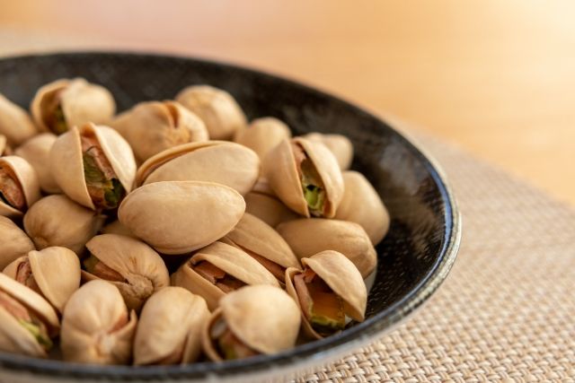 小皿に入ったピスタチオ