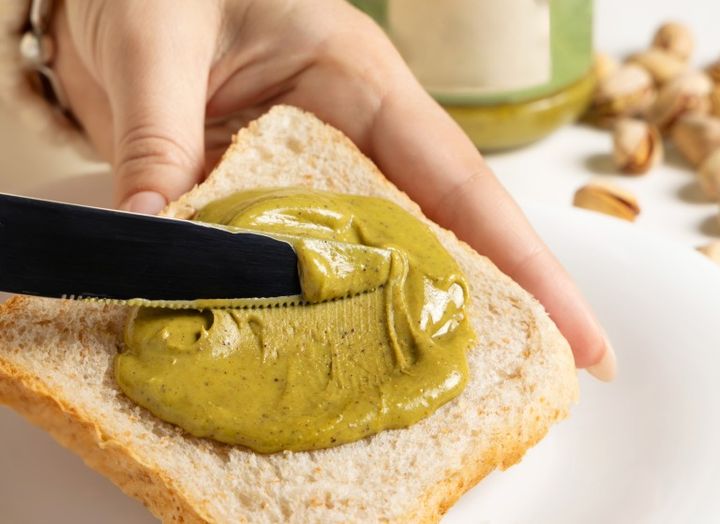 ピスタチオペースト・クリームをパンに塗る様子