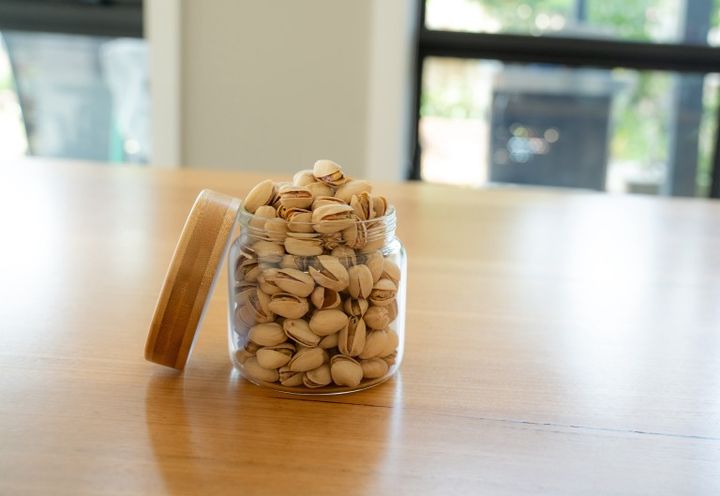 瓶に入ったピスタチオ