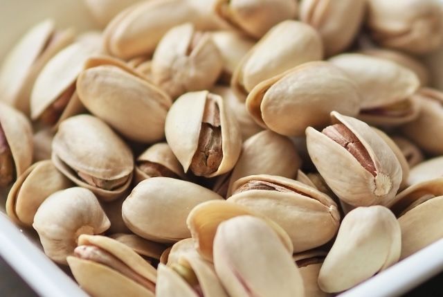 殻付きの素焼きピスタチオ