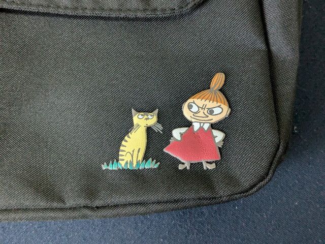 バッグ前面に描かれたリトルミイとネコのイラストのアップ。カラフルで愛らしい雰囲気