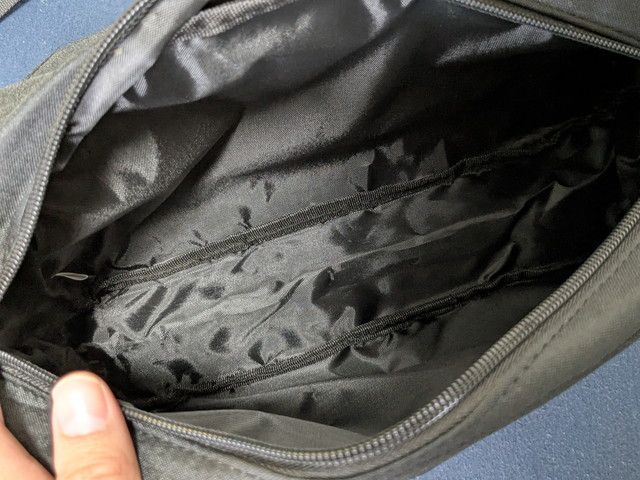 バッグ内側のようす。ブラックのライニングにファスナーポケットとオープンポケットが備わっている