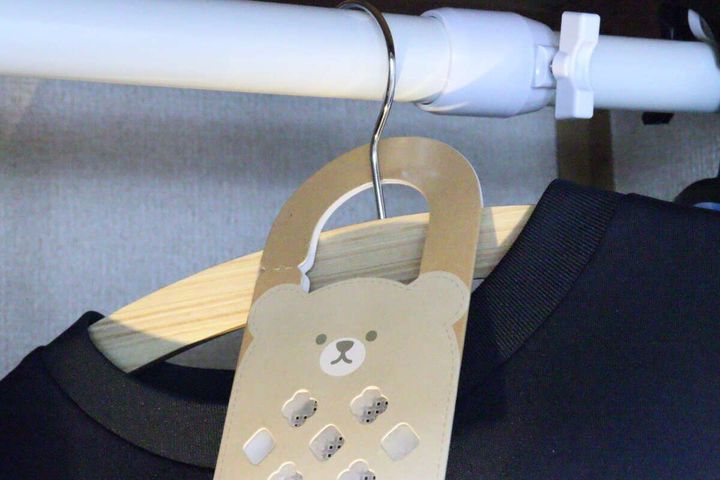 バルくん ダニこないでネット くま柄 ハンガー使用例