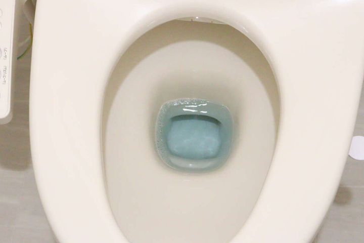 ダイソーの落ち落ちVのトイレの洗浄剤を使用した水の色