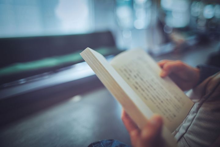 当時の電車には、新聞や雑誌といった「紙」の存在が不可欠でした