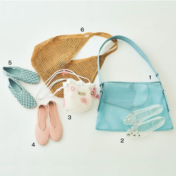1. 爽やかなアイスブルーのメッシュトート。ストラップは長さが調整できるのでシーンやコーデに合わせてアレンジできる。貴重品や小物入れに便利なポーチ付きで安心感も。バッグ［H30×W48］¥18,700(メゾンスペシャル／メゾンスペシャル 青山店) 2. 今シーズン、ブレイク必至の韓国発ブランド「ヘブンリー ジェリー」。クリアなメッシュにランダムにのせたキラキラチャームにテンションアップ。靴［H1］¥28,600(ヘブンリー ジェリー／ジャーナル スタンダード 自由が丘店) 3. メッシュやストラップを飾るシアーなお花がラブリー。ころんと丸い巾着形のガーリーな愛らしさにときめいて。バッグ[Ｈ16×Ｗ21×Ｄ14]¥31,900(ブランク／H3O ファッションビュロー) 4. 透明感のあるピンクが上品。シンプルなデザインで気負わずにはける。靴［H1］¥20,900(モリーニ／ジャック・オブ・オール・トレーズ プレスルーム) 5. コードを編んだざっくりメッシュがリゾート気分。靴［H1］¥24,200(モリーニ／ジャーナル スタンダード 自由が丘店) 6. ナチュラル感が夏らしいラフィア素材。シャープなフォルムがモダン。バッグ[Ｈ41×Ｗ45×Ｄ19]¥19,250(メイド イン マダ／ジャック・オブ・オール・トレーズ プレスルーム)