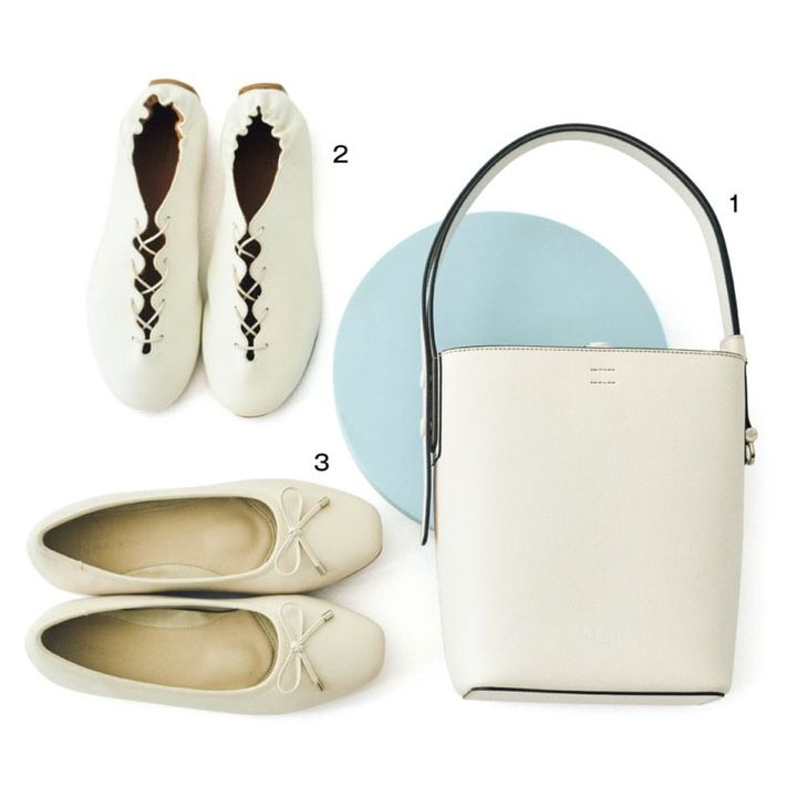 1. クリーンなシェイプが美しい底がスクエアのバケツ形。ポケット機能のあるフラップを伸ばして開口部をカバーできる仕様。二重になったストラップを伸ばすと斜め掛けできる。バッグ［H24×W21.5×D11］¥35,200(アタオ／スタジオアタオ) 2. 爽やかなピュアホワイト。繊細なレースアップの間からソックスやタイツ、肌を覗かせて遊べるのが楽しい。靴［H1.5］¥58,300(オディッシ／メゾン・ディセット) 3. ナチュラルでやさしいムードのアイボリー。リボンをポイントにしたシンプルなデザインでデイリーユースに最適。足に沿って包み込むようなフィット感で履き心地も抜群。靴［H1］¥4,950(フワラク／シュープラザ)