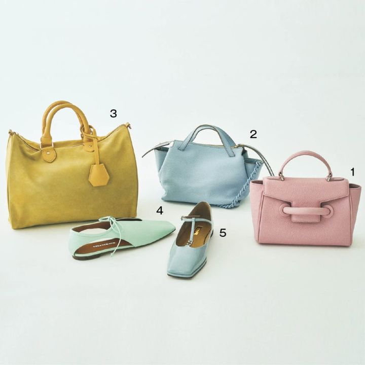 1. 春気分が満開の上品なピンクに心が弾む。シボのあるレザーが高級感をただよわせる。細ストラップ付き。バッグ[H14×W26×D8]¥50,600(ヴァジック／ヴァジックジャパン) 2. レザーのボディもチェーンストラップもアイスブルー。サイドが飛び出したユニークなフォルム。細ストラップ付き。バッグ[H13×W30×D17]¥42,900、チェーンストラップ¥9,900(ともにジャンニ キアリーニ／ジャンニ キアリーニ 銀座店) 3. 少しくすんだトーンで服になじみやすい。ゆるっとした形が可愛い。バッグ[H22×W33×D15]¥7,480(カランシエル／シップス インフォメーションセンター) 4. 甘さ抑えめではきやすいミントグリーン。靴［H1.5］¥37,400(ピッピシック／ベイジュ) 5. 艶やかなアイスブルー。チェーン付きのTストラップがクール。靴［H2］¥17,600(ル タロン グリーズ／ル タロン グリーズ ルミネ新宿店)