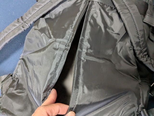 リュック背面ファスナーポケット内側のようす。A4サイズ対応の広々としたスペース