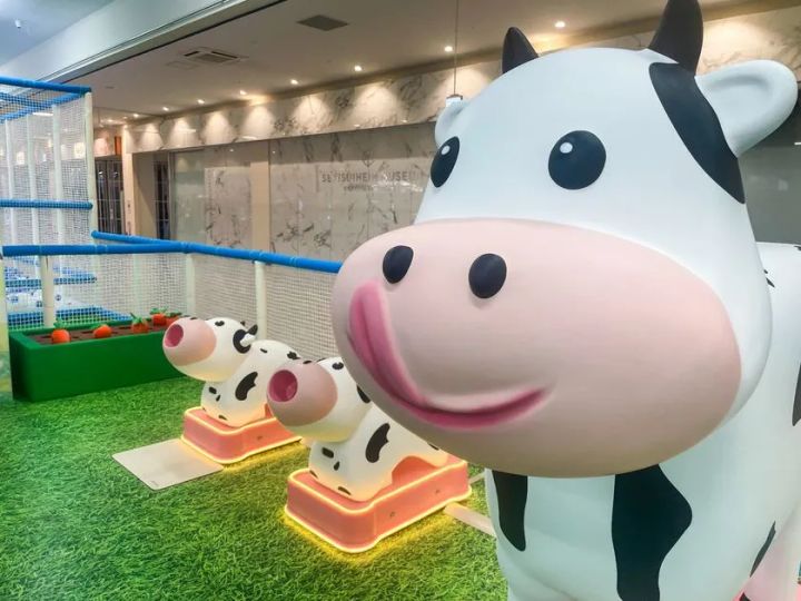 子牛のお世話ごっこが楽しめる牧場コーナー