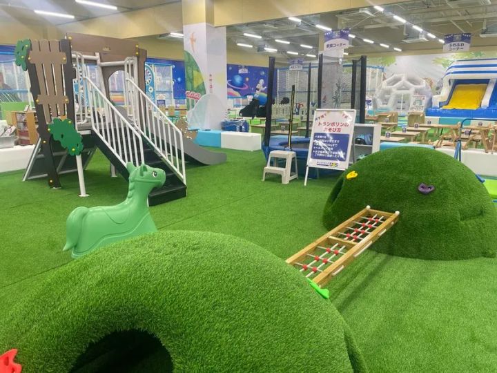 ブランコやシーソーを室内で楽しめる公園コーナー