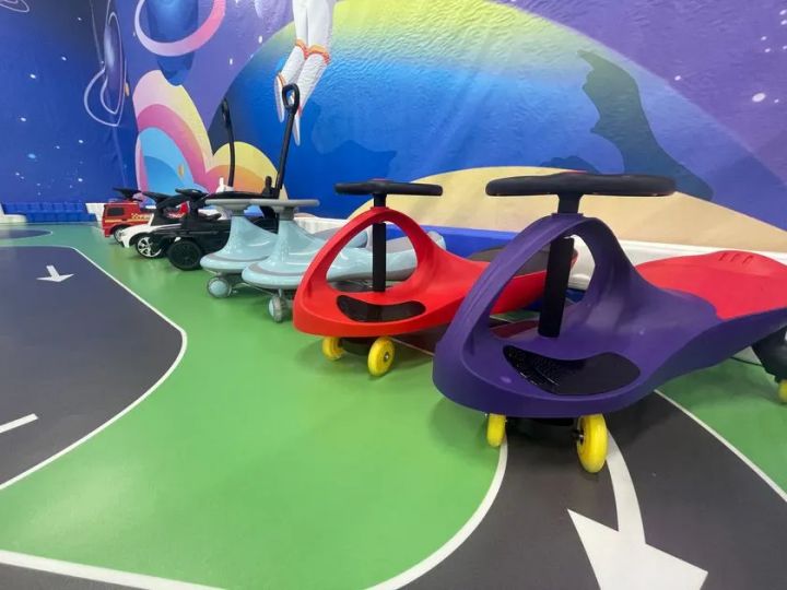 好きなカートを選んでコースを走れるカートコーナー