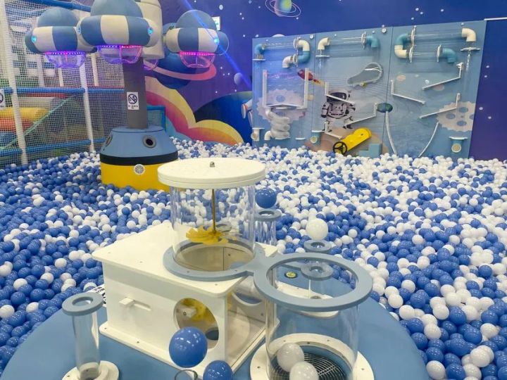宇宙空間のような演出が楽しめるボールプール