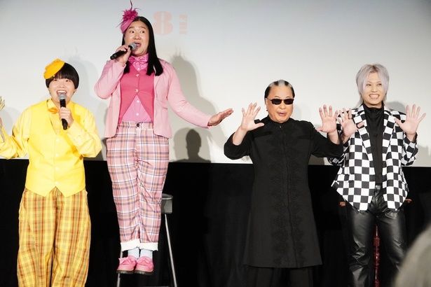 【写真を見る】Mr.マリックのハンドパワーでよしこが空中浮遊!?