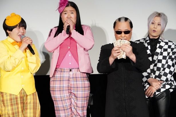 Mr.マリックが試写会でマジックを披露！