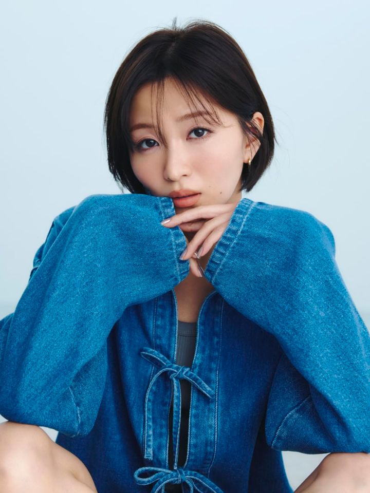 M・A・C パウダー キス ヘイジー マット リップスティック オフ ザ マーケットが主役のメイク モデル＝岡崎紗絵