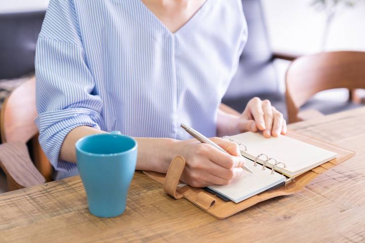 手帳を書く人