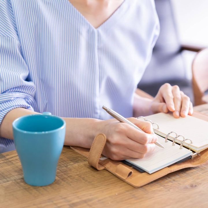手帳を書く人