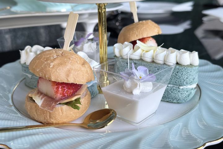 左「ミニバーガー」、右「ココナッツゼリー」、奥「ココナッツケーキ」