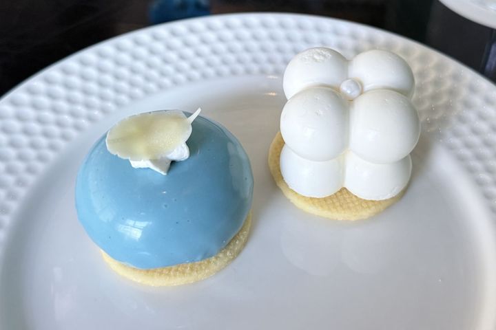 左「ラズベリーとヨーグルトのムース」、右「チーズムース」