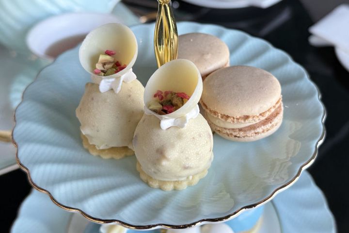 奥「マカロン」、手前「ピスタチオチョコムース」