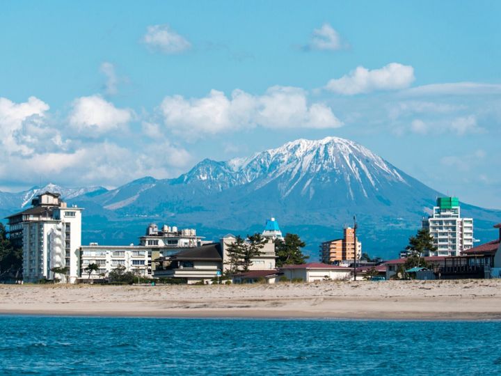 鳥取県米子市に位置する皆生温泉は、日本海を望む白砂青松の弓ヶ浜沿いに広がる温泉郷です。海中から湧き出す「塩の湯」は美肌効果に優れていると評判。背後にそびえる名峰・大山の絶景や海水浴も楽しみながら、リゾート気分を満喫できる名湯です。