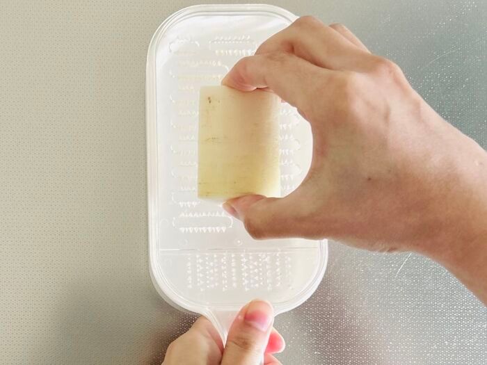 指先がガリっとならない！『大根おろし』の裏ワザ。これはナイスアイデア♪