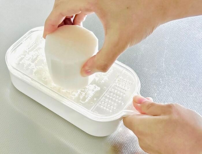 指先がガリっとならない！『大根おろし』の裏ワザ。これはナイスアイデア♪