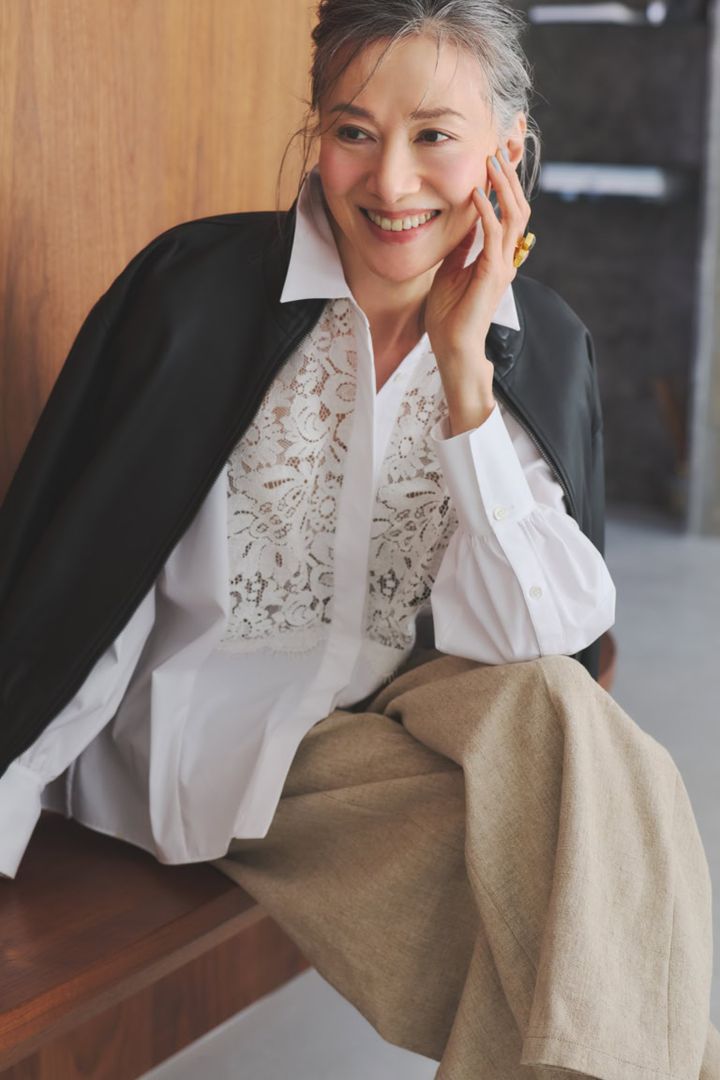 ブラウス¥29,700、ジャケット¥132,000、パンツ¥46,200／すべてセオリーリュクス（リンク・セオリー・ジャパン）、リング¥22,000／マナ ローザ ジュエル（マナ ローザ）