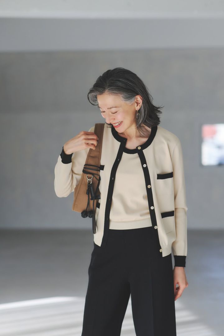 ニットカーディガン¥44,000、半袖ニット¥35,200／ともにエストネーション ザ ファースト（エストネーション）、ニットパンツ33,000／エストネーション、ピアス（両耳で）¥22,000／マナ ローザ ジュエル（マナ ローザ）、バッグ¥16, 500／リンク