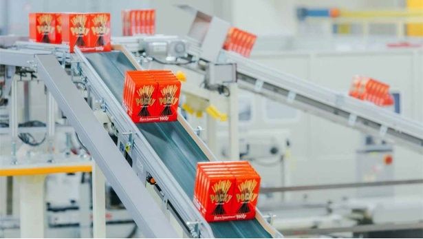 ポッキーやプリッツができるまでを見学できる 画像提供：江崎グリコ
