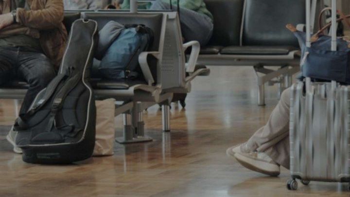 空港のベンチに座っているときに（画像はphotoAC）