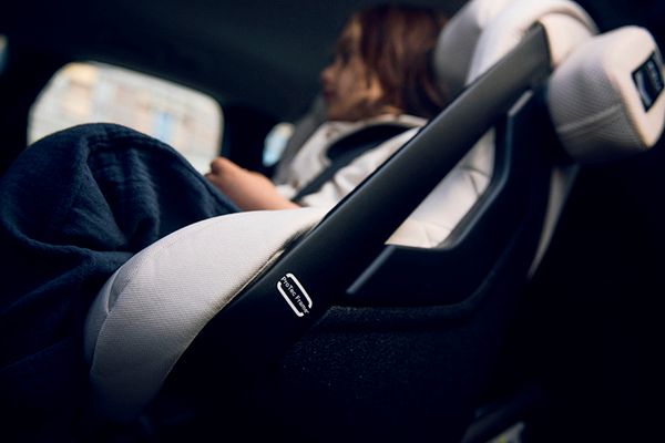 後ろ向きで使えるチャイルドシート「One+3」Makuakeにて先行販売中