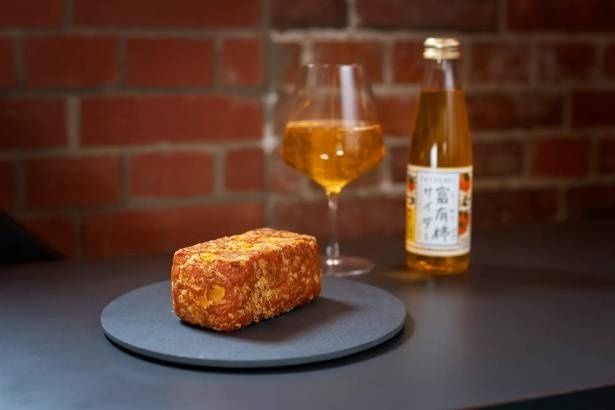 赤レンガをモチーフにした「レンガカレーパン」(600円)