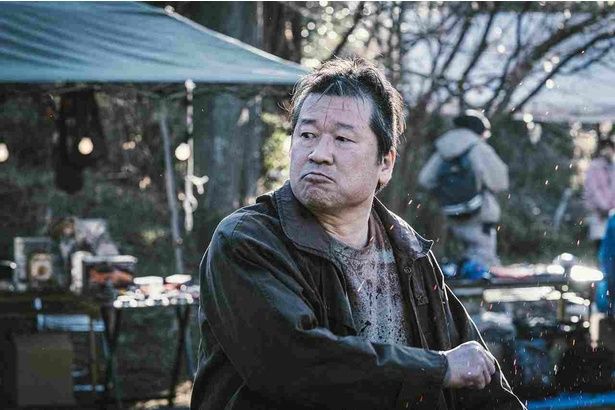 右手に握る“見えない凶器”を振るう名無し [c]佐藤二朗 永田諒 ／ ヒーローズ [c]2026 映画「名無し」製作委員会