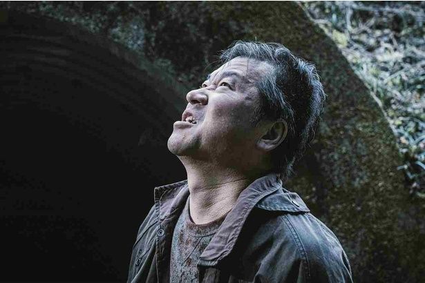 【写真を見る】佐藤二朗が怪演！虚空を見上げる名無しの表情は、なにを意味するのか [c]佐藤二朗 永田諒 ／ ヒーローズ [c]2026 映画「名無し」製作委員会