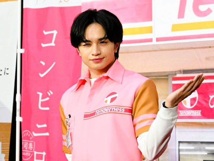 ドラマ『コンビニ兄弟 テンダネス門司港こがね村店』会見に出席した中島健人 クランクイン！ width=