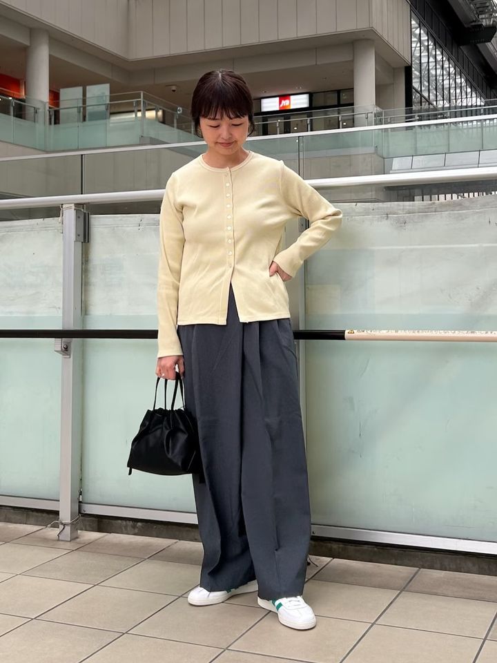 バターイエローにはグレーを合わせると上品で知的な印象に 出典：WEAR