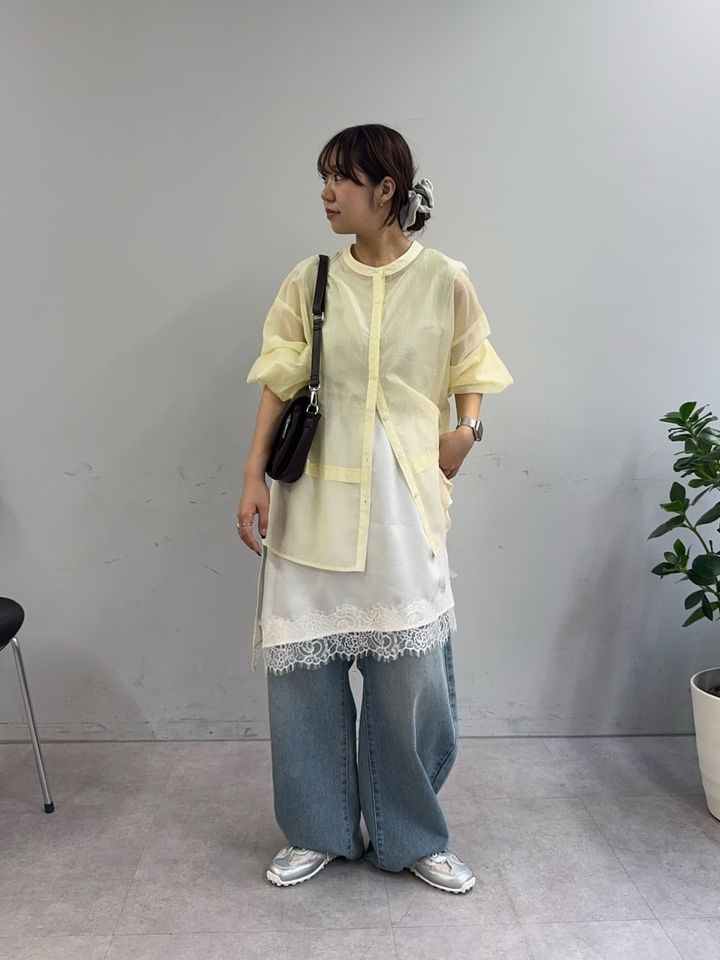 シアーシャツに裾レースのスカートで今っぽさも抜群 出典：WEAR