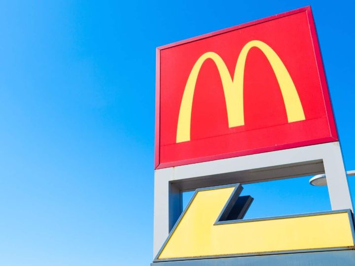 マクドナルドの公式Xは4月21日、投稿を更新。「ナイト アフタヌーンティー」を公開しました。（サムネイル画像出典：PIXTAより）